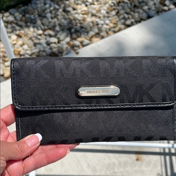 Michael Kors Black Logo wallet - Picture 1 of 3